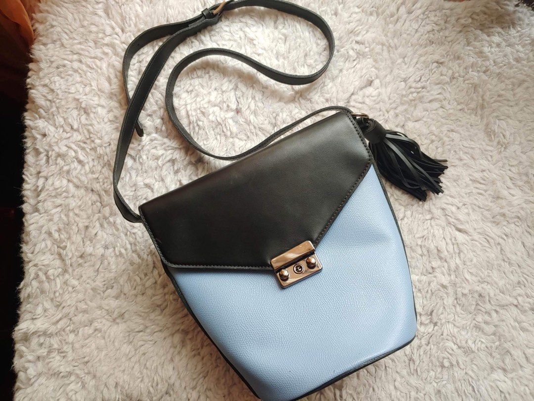 d.fly Korea Bucket sling Bag (Category: Cross-body Bags) located in Cagayan de Oro. Submitted by borse_de_amore (Listing ID 1213003316, Image 2). Description: D.Fly Korea Bucket sling Bag Rank 9/10 fresh pa No major issues. Malinis interior. Adjustable strap intact tassel Charm. No rubs on Bottom part. Medium size 🏷680 only MOP: 🚫No Shopee Checkout 🚫 Gcash BDO Shipping: 🚫No COD/COP🚫 Flash Express I also give discounts for Bundled items. Happ