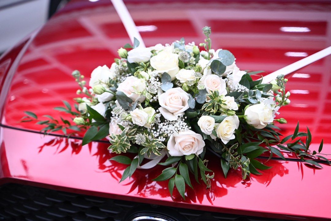 https://media.karousell.com/media/photos/products/2023/2/3/fresh_flowers_bridal_car_decor_1675433391_4d733db8_progressive.jpg