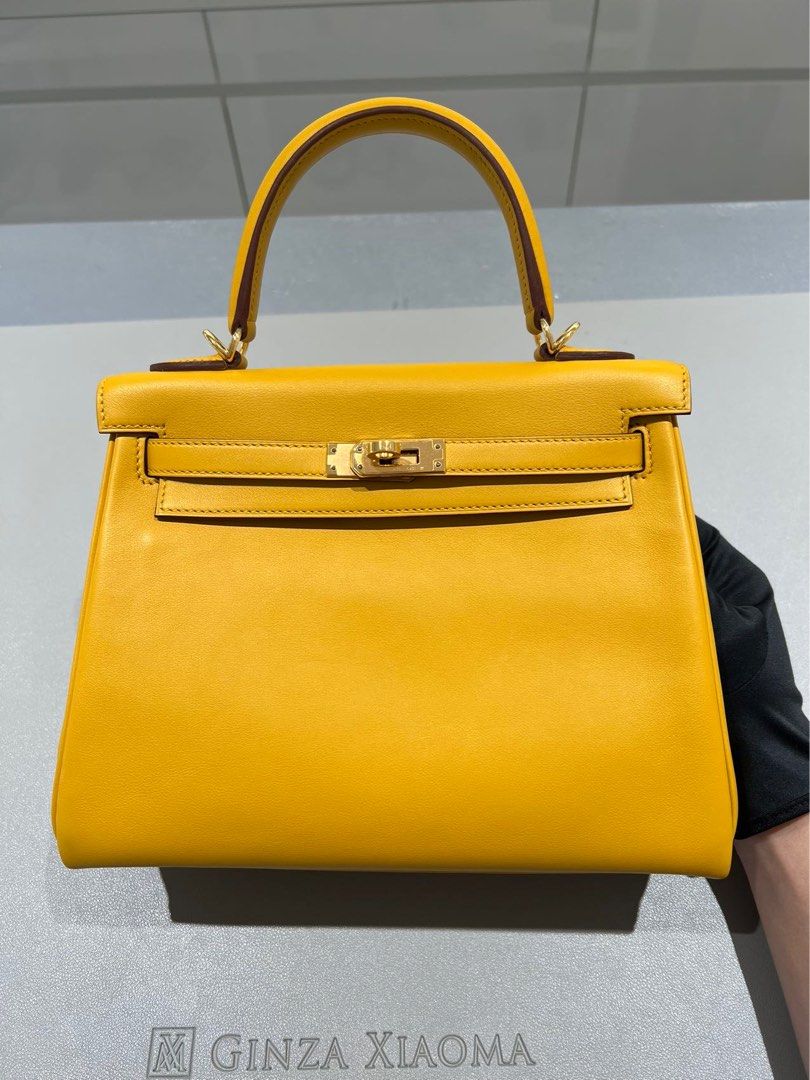 HERMÈS Kelly 25 handbag in Jaune Ambre Swift leather with Gold