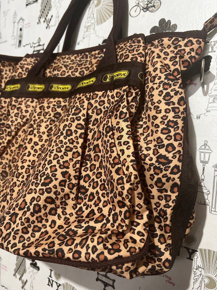 Le Sportsac Tote (Category: Tote Bags) located in Makati City. Submitted by allaboutthrift___ (Listing ID 1213031675, Image 2). Description: In really good condition Zipper is working perfectly Lining is clean Only signs of usage visible but no other flaws Does not come with cross body strap #sell123.