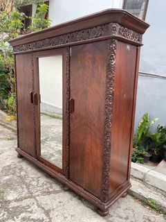 Lemari pakain antique