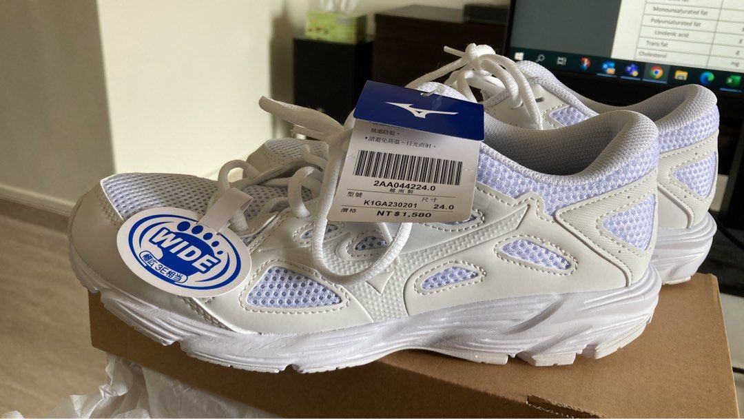 White mizuno running discount shoes