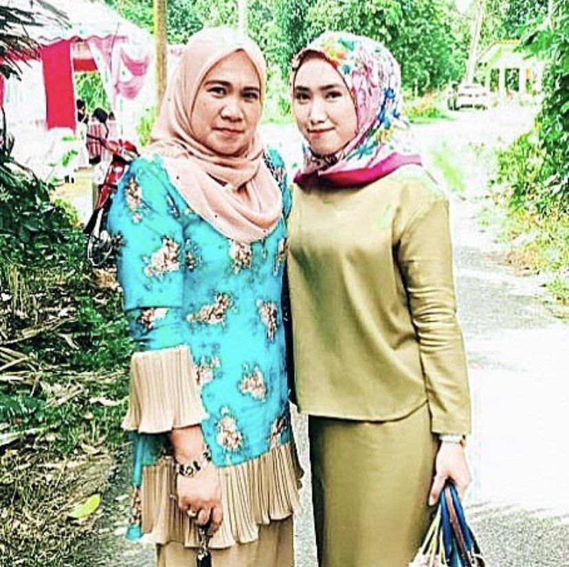 Rebeeza sets (Category: Baju Kurung & sets) located in Kuala Lumpur. Submitted by fatinsyada93 (Listing ID 1213038521, Image 2). Description: 1 set blouse and skirt Olive color Cutting moden nampak cute bila pakai Suitable for Xs to S .
