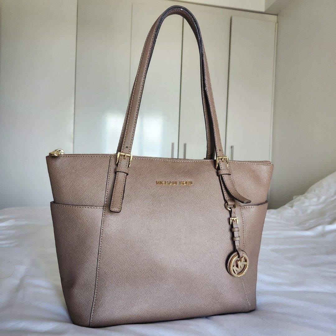 Michael Kors Jet Set Travel Medium Saffiano Leather Top-Zip Tote Bag,  Luxury, Bags & Wallets on Carousell