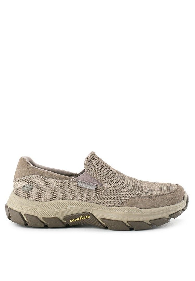 Sepatu slip on best sale pria skechers