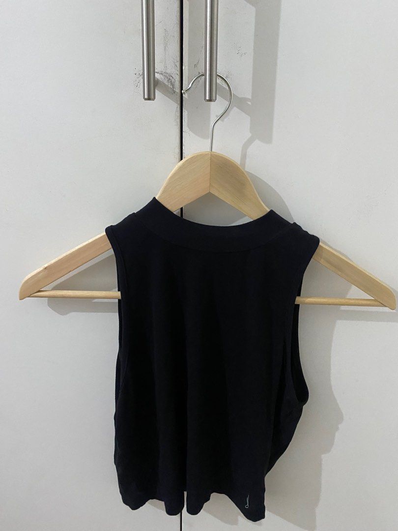 Shein Black Turtle Neck Crop Top (Category: Sleeveless) located in Bacoor. Submitted by decluteringaj (Listing ID 1213169064, Image 1). Description: .