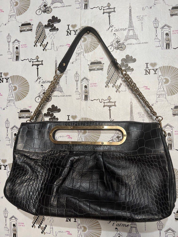 Vincis Bench Black and Gold Shoulder Bag (Category: Shoulder Bags) located in Makati City. Submitted by allaboutthrift___ (Listing ID 1213070119, Image 1). Description: like new! lining is clean and hardware is all functioning chain strap can be removed to use as handbag no flaws #sell123.