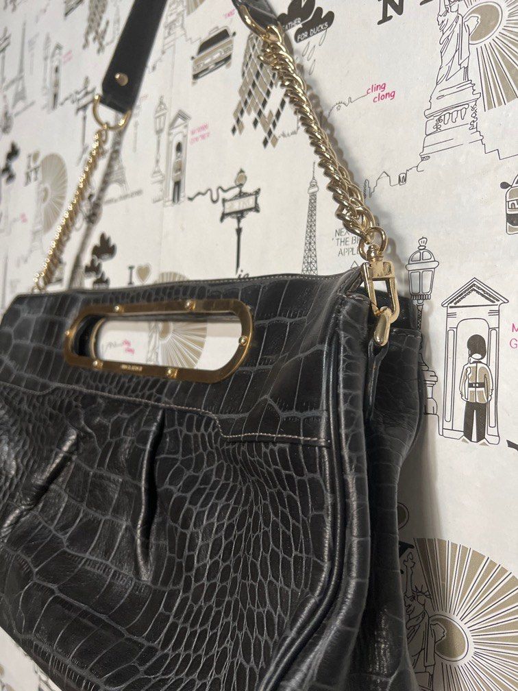 Vincis Bench Black and Gold Shoulder Bag (Category: Shoulder Bags) located in Makati City. Submitted by allaboutthrift___ (Listing ID 1213070119, Image 3). Description: like new! lining is clean and hardware is all functioning chain strap can be removed to use as handbag no flaws #sell123.