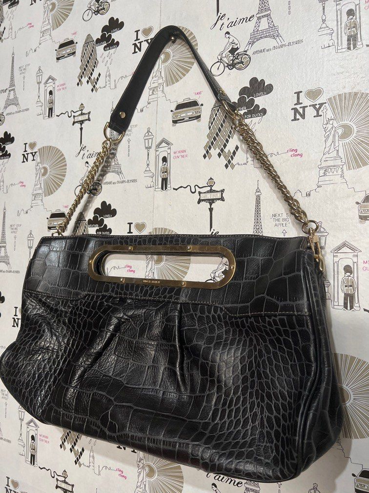 Vincis Bench Black and Gold Shoulder Bag (Category: Shoulder Bags) located in Makati City. Submitted by allaboutthrift___ (Listing ID 1213070119, Image 2). Description: like new! lining is clean and hardware is all functioning chain strap can be removed to use as handbag no flaws #sell123.