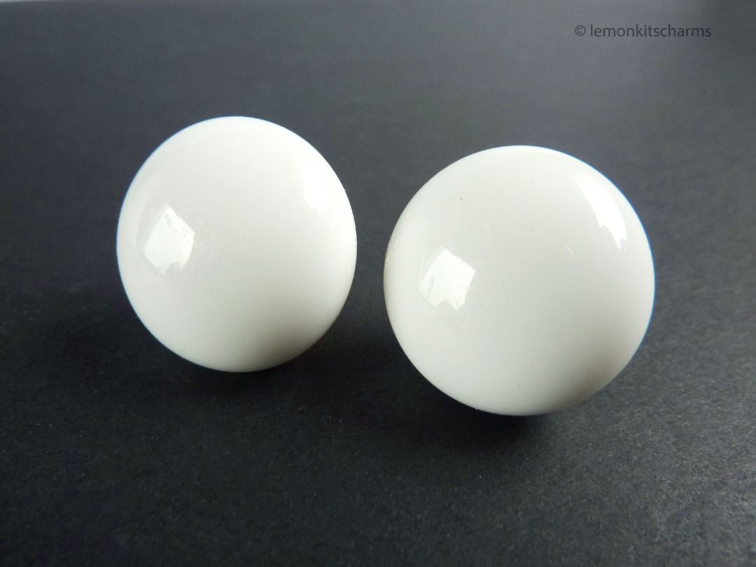 Vintage 1960s Castlecliff White Glass Clip Earrings er1298 c
