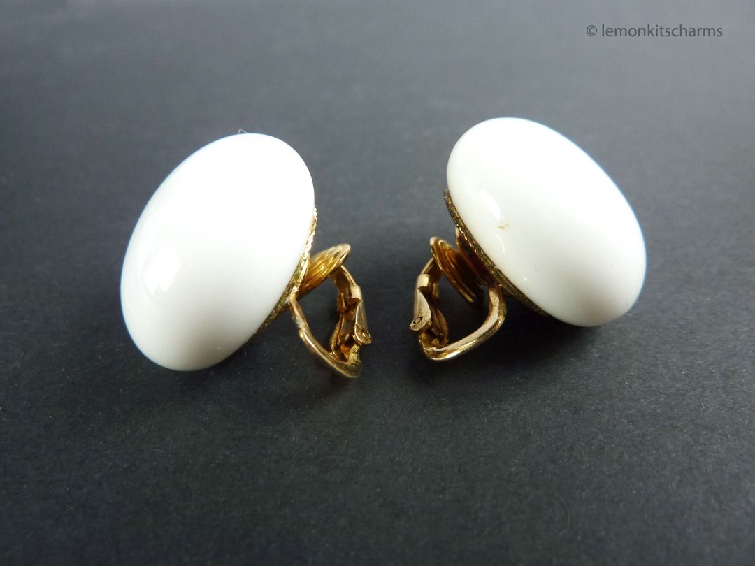 Vintage 1960s Castlecliff White Glass Clip Earrings er1298 c