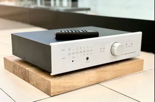 Bryston 17 cube preamp with remote