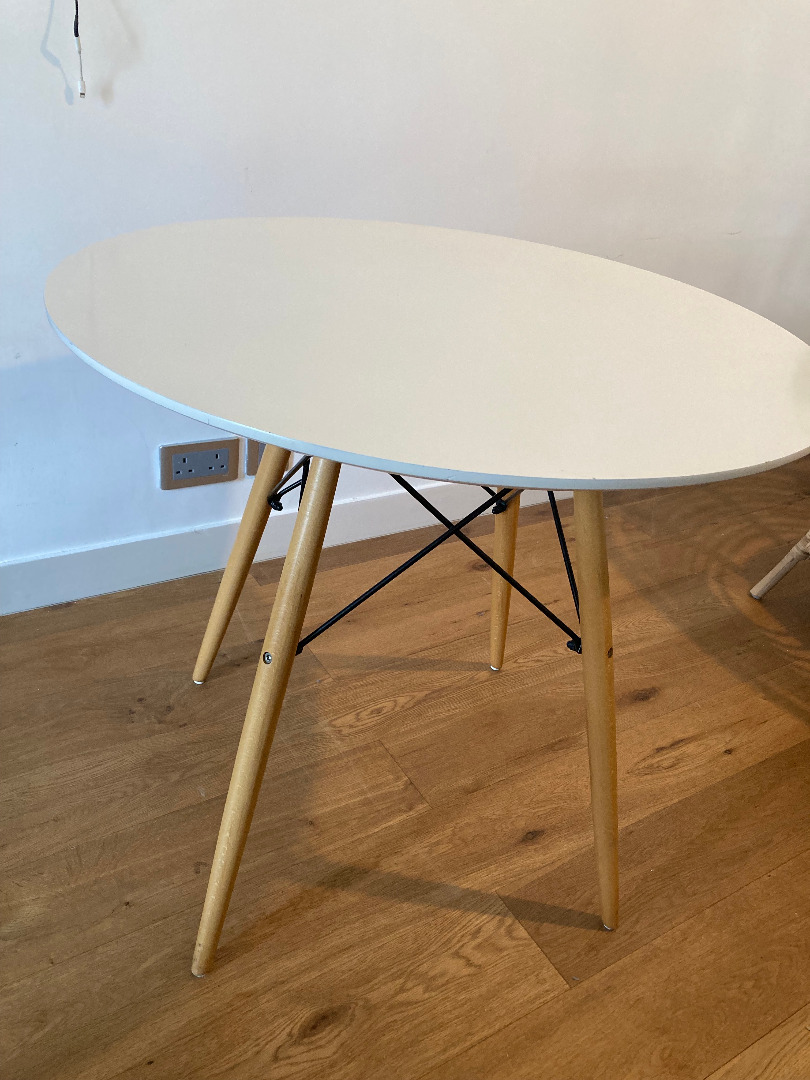 Eames style round dining table, 傢俬＆家居, 傢俬, 其他家居傢俬 Carousell
