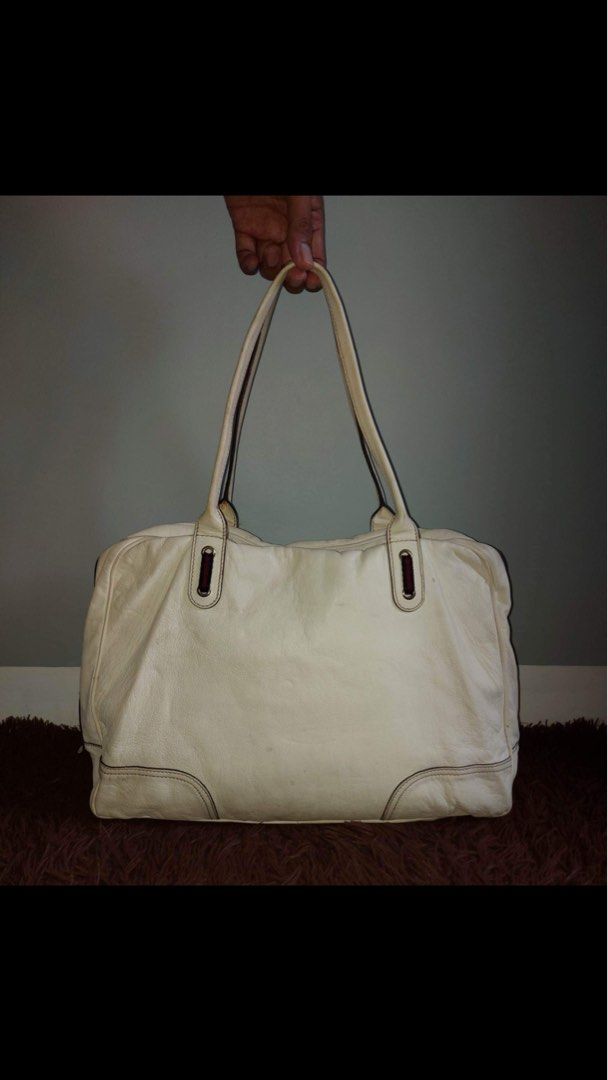 Gucci white princy leather bag (Category: Luxury Bags & Wallets) located in Cebu City. Submitted by simpleabundance (Listing ID 1213374098, Image 3). Description: Authentic Medium size Details: Gucci Princy XL Zip Tote Bag, in ivory grained calf leather with golden hardware and black and burgundy ribbon decoration opening to a dark purple and pink GG logo canvas lined interior with one side zipper storage pocket, H.- 12 in., W.- 17 in..