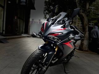 Honda CBR150R 改裝管 Whiz腳踏後移 小資族二手重機買賣