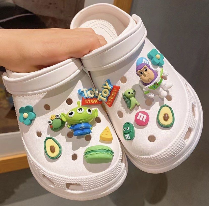 (FAST PO) Jibbitz Crocs Pin Sandal Aksesoris Toy story 1 set BUZZ LIGHT