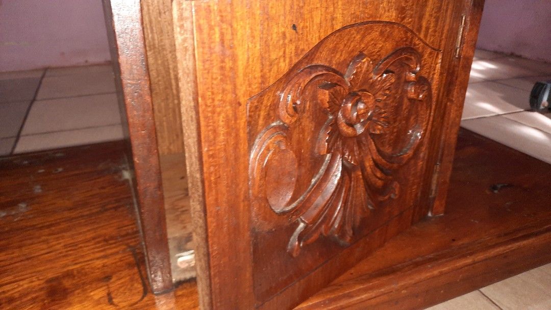 Narra wood sala set. 2nd hand. Inclusive of long chair, 2 single chairs