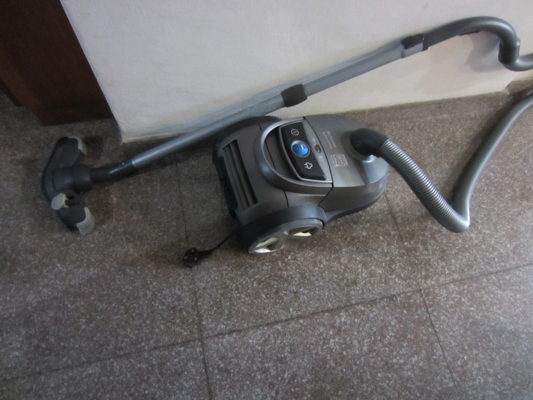 Philips Vacuum Cleaner (2200W power) for sale, TV & Home Appliances