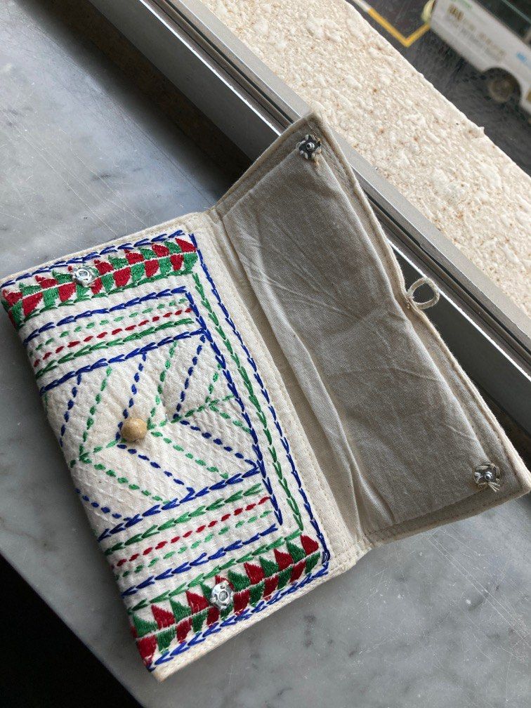 Pouch with folk pattern （分類：長銀包）位於 Hong Kong。 由 amychan3430 提交（商品編號 1213282915，圖片 3）。簡介： - Length: 15cm - Width: 9.5cm。