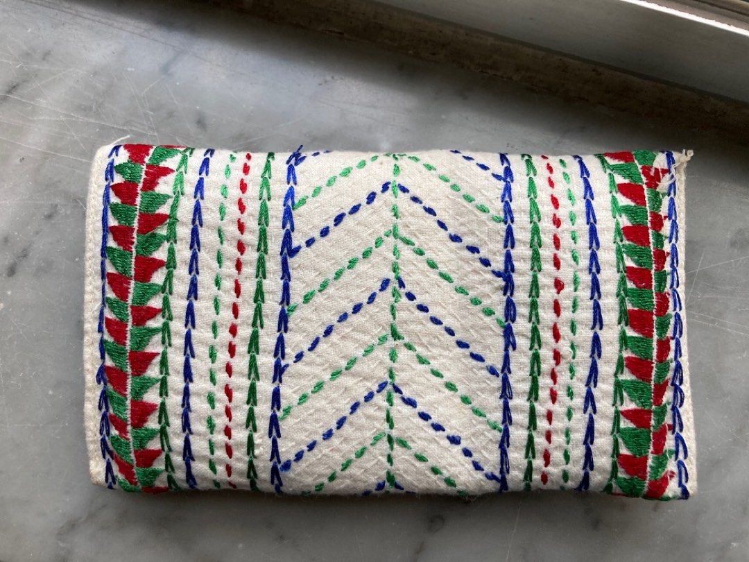 Pouch with folk pattern （分類：長銀包）位於 Hong Kong。 由 amychan3430 提交（商品編號 1213282915，圖片 2）。簡介： - Length: 15cm - Width: 9.5cm。
