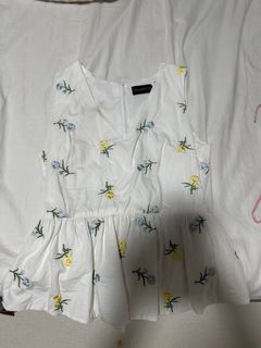 The closet lover flower embroidery top