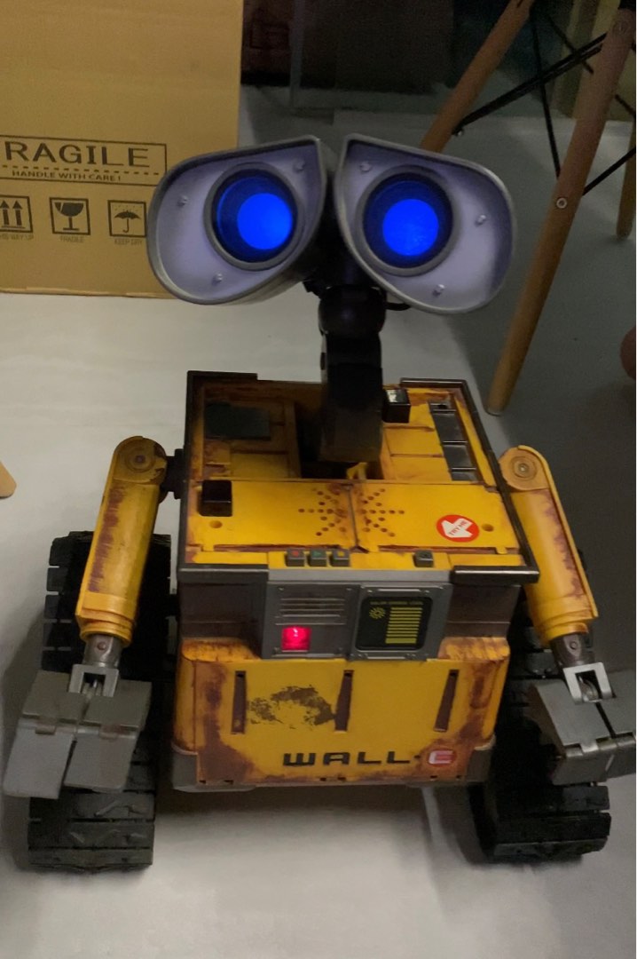 Thinkway Toys Pixar Ultimate Wall-E robot toy ULTRA rare, Hobbies