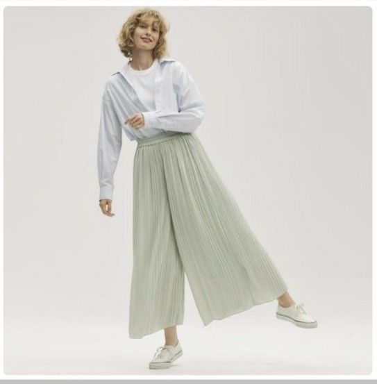 Uniqlo Pleated Wide Pants, Women's Fashion, Bottoms, Other Bottoms on  Carousell