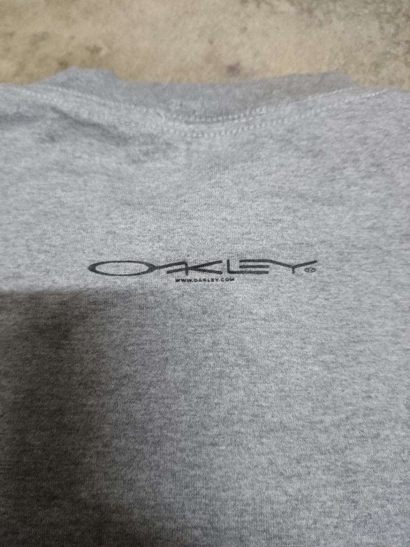 Vintage Oakley Centre Logo Design Tee, Men's Fashion, Tops & Sets, Tshirts  & Polo Shirts on Carousell