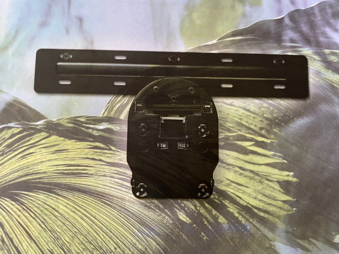 Wall mount (Category: TV) located in Singapore. Submitted by gf1888z (Listing ID 1213335313, Image 2). Description: .