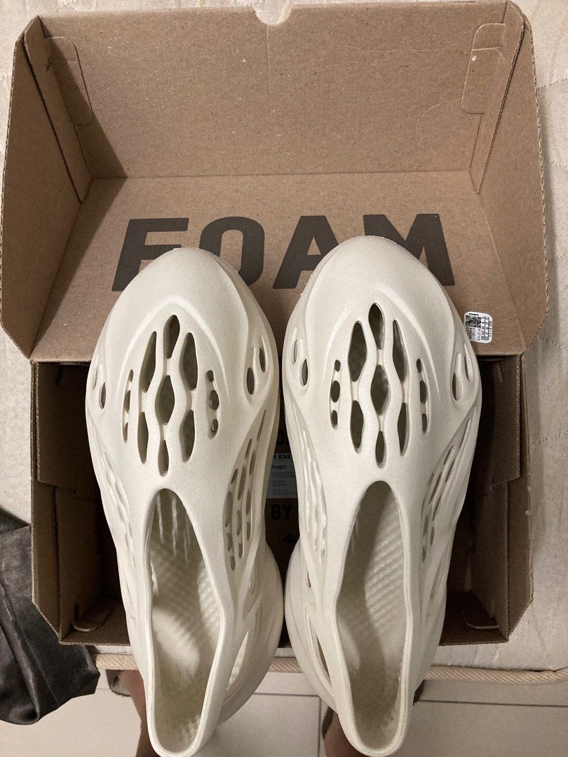 yeezy foam runner sand outfit