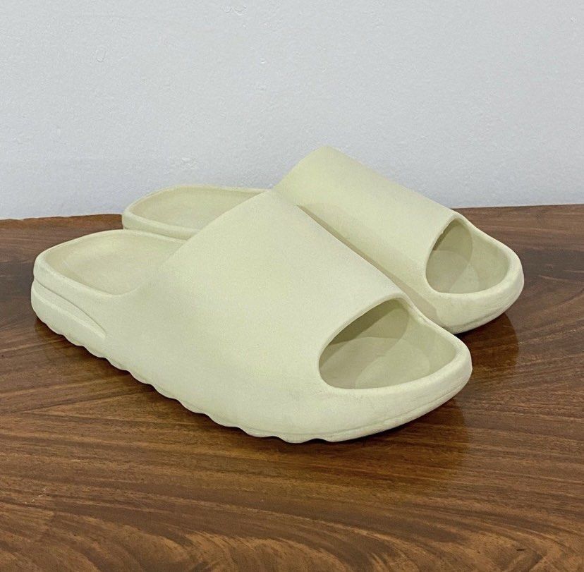Yeezy slides 2025 coconut