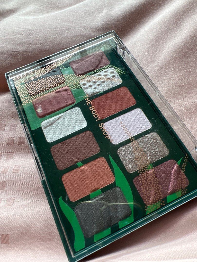 Body shop eyeshadow palette, Beauty & Personal Care, Face, Makeup on Carousell