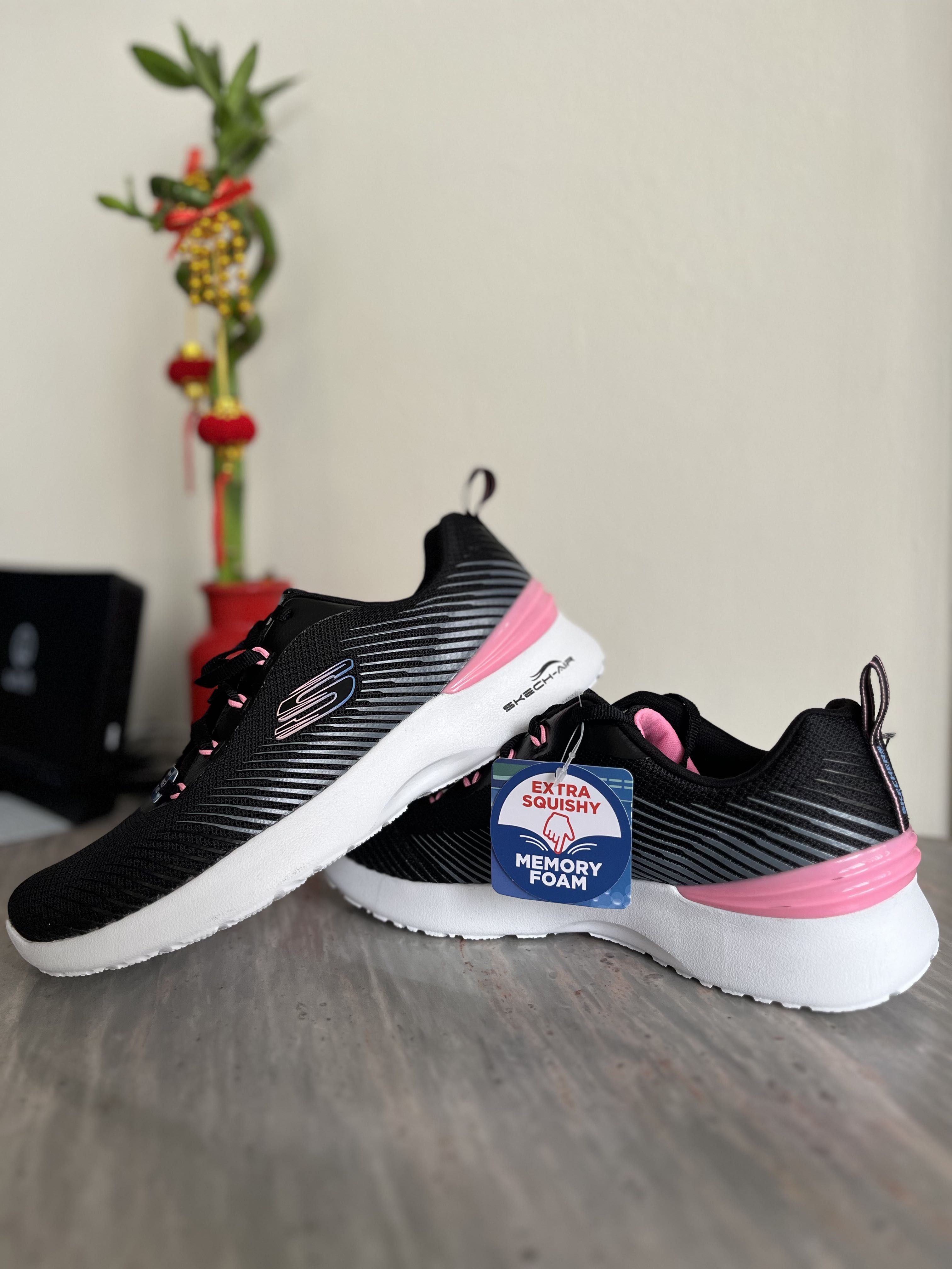 Skechers squishy memory foam hot sale