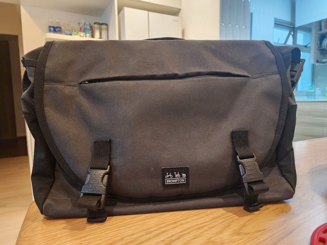 BROMPTON Metro Messenger Bag Medium in Black RARELY Used & in