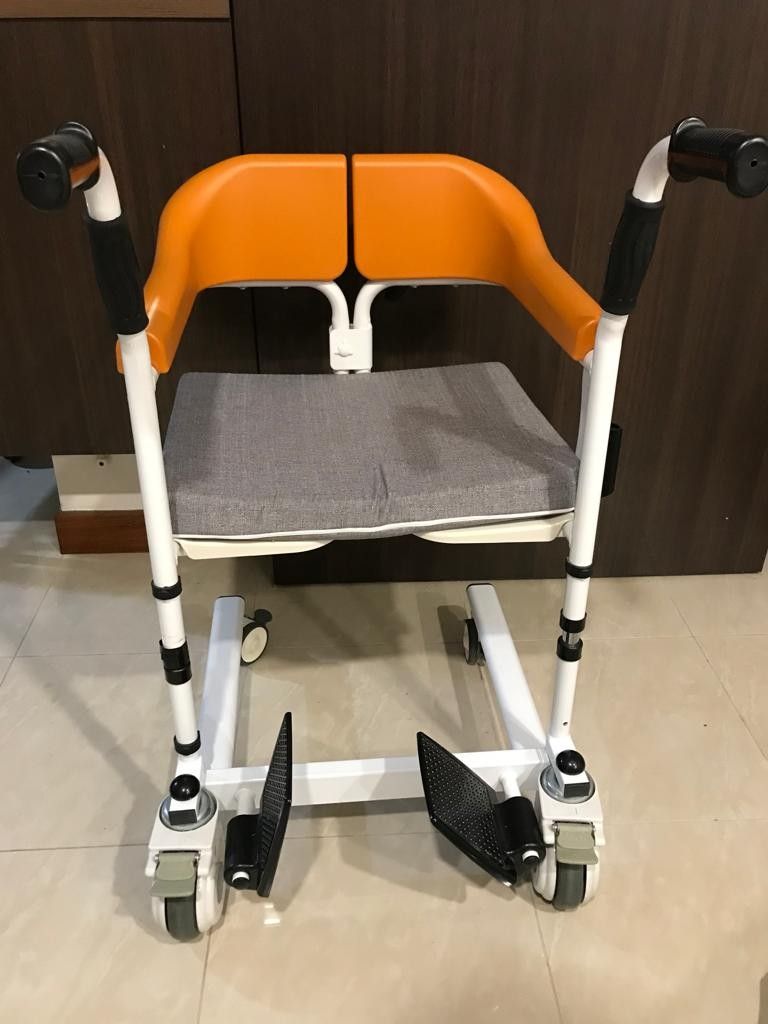 Commode (Category: Other Assistive Aids) located in Singapore. Submitted by iribilangbos (Listing ID 1213513747, Image 4). Description: Used twice . Condition 8.5/10 . Can nego.