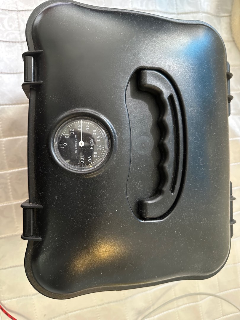 Dry box and silica gel, Photography, Photography Accessories, Dry Boxes & on Carousell