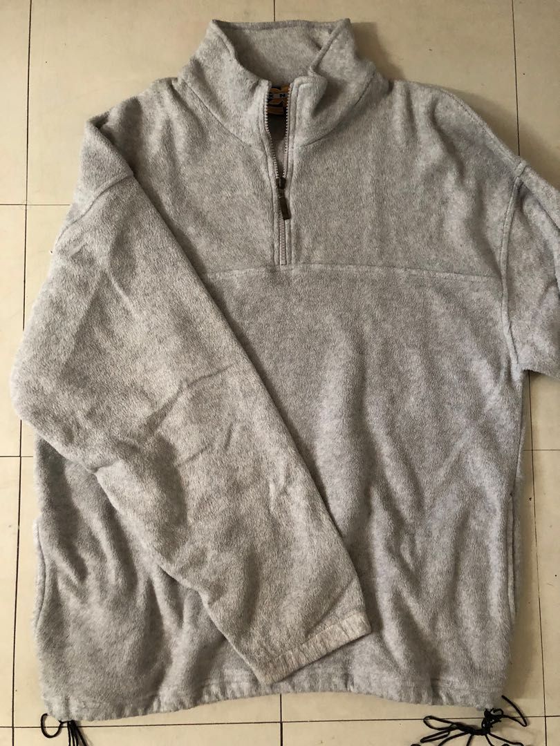 Fleece pullover jacket sweater (Category: Coats, Jackets and Outerwear) located in Manila. Submitted by gryff (Listing ID 1213407871, Image 2). Description: preloved gray fleece pullover -large on tag -fits s-l frames -super comfy! -has pockets on both sides -only flaws: medyo loose na yung tali sa gilid but still adjustable! also yung line sa right lower back ng jacket but it doesnt affect the look that much 😊 rfs: decluttering pm me if interes