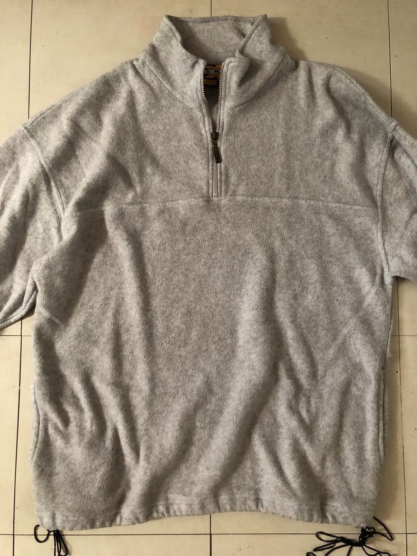 Fleece pullover jacket sweater (Category: Coats, Jackets and Outerwear) located in Manila. Submitted by gryff (Listing ID 1213407871, Image 1). Description: preloved gray fleece pullover -large on tag -fits s-l frames -super comfy! -has pockets on both sides -only flaws: medyo loose na yung tali sa gilid but still adjustable! also yung line sa right lower back ng jacket but it doesnt affect the look that much 😊 rfs: decluttering pm me if interes