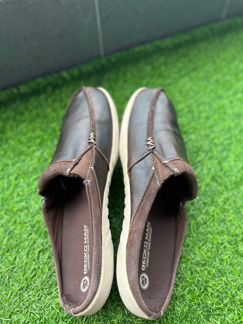 gecko man flip flops