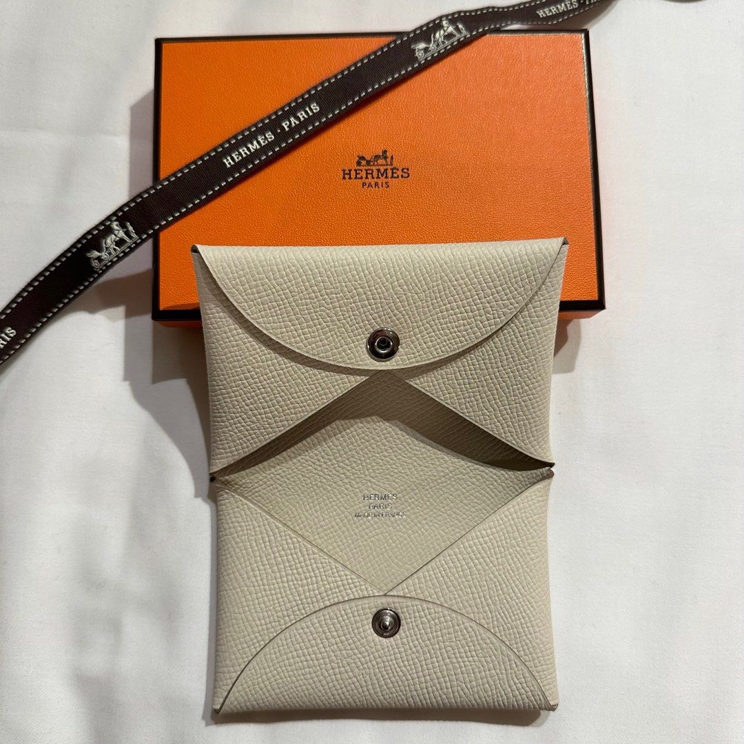🐴Hermès Calvi （分類：銀包、卡片套）位於 Hong Kong。 由 tarotoffee 提交（商品編號 1213545601，圖片 2）。簡介： 🎨colour: Craie 🏷leather:Epsom 🕰stamp: u, year 2022 🌟全新full set 💕🎁情人節禮物好選擇🌟。