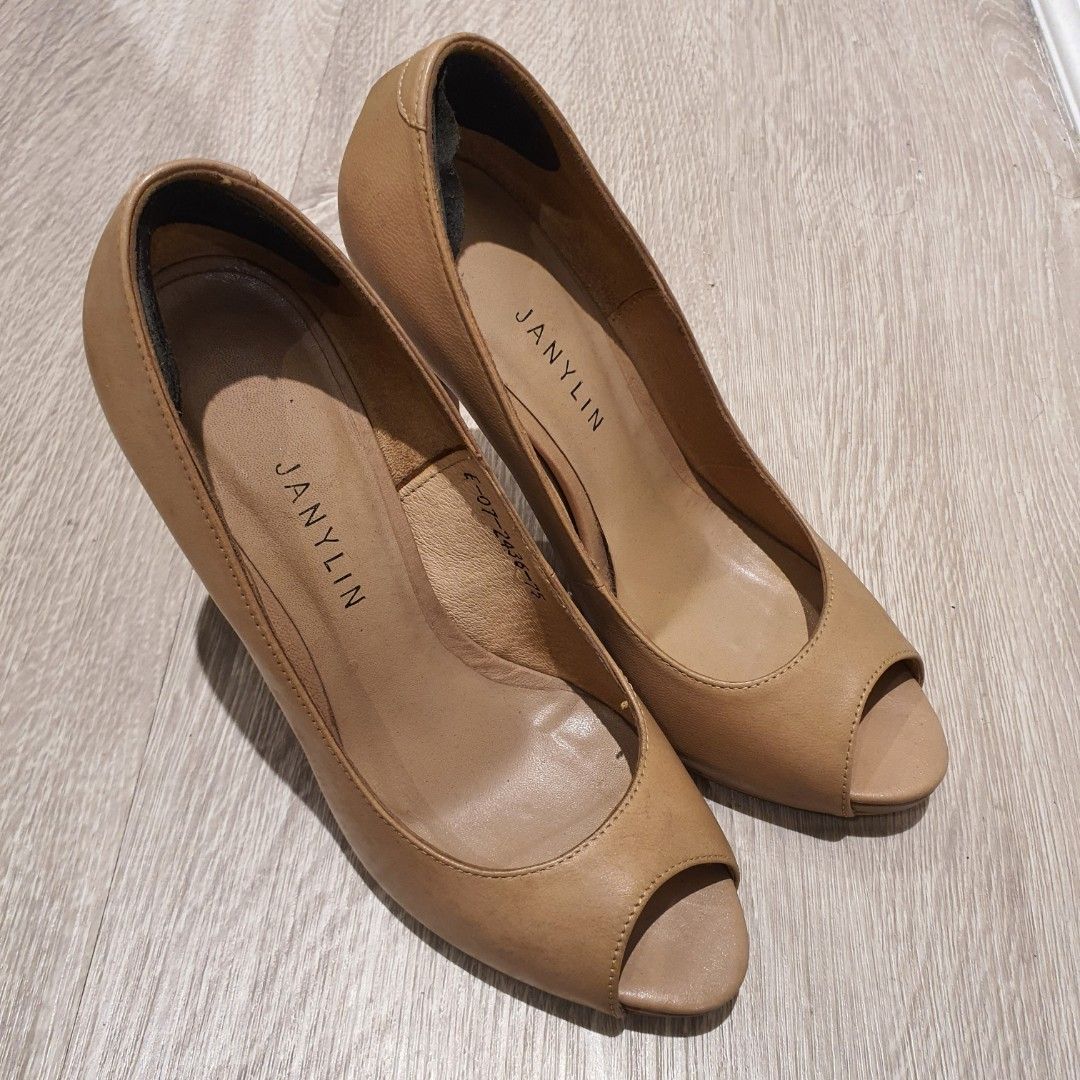 Janylin nude peep toe heels (Category: Heels) located in Muntinlupa City. Submitted by be_22 (Listing ID 1213492661, Image 3). Description: size 75 fits 7-7 1/2 has adhesive back heel pad.