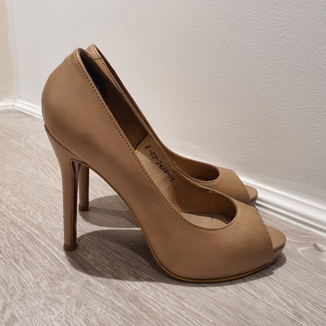 Janylin nude peep toe heels (Category: Heels) located in Muntinlupa City. Submitted by be_22 (Listing ID 1213492661, Image 1). Description: size 75 fits 7-7 1/2 has adhesive back heel pad.