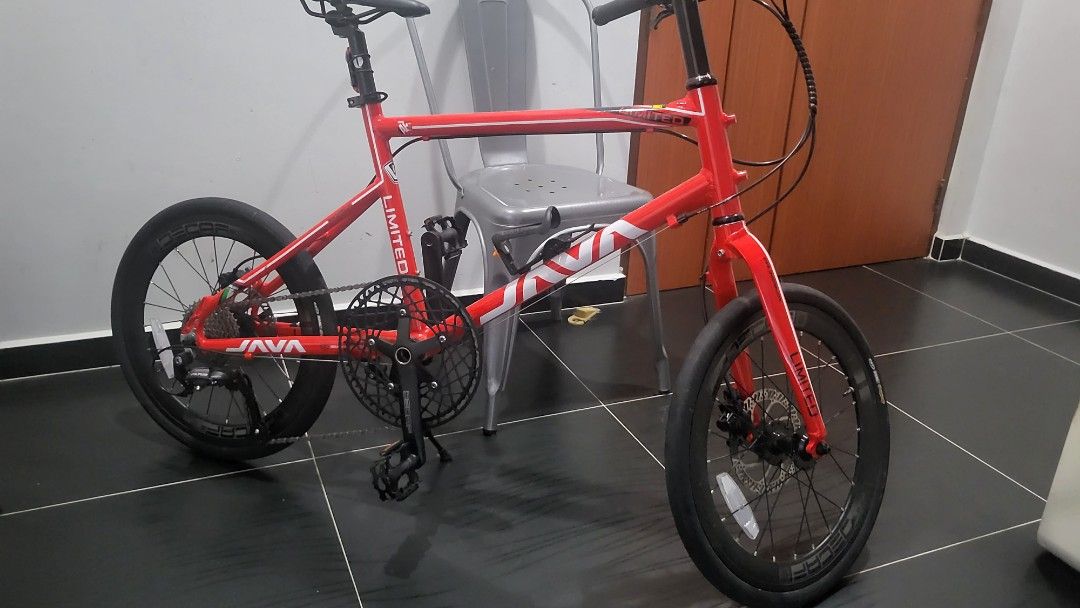 Java Mini Velo 20inch (Category: Bicycles) located in Singapore. Submitted by themw (Listing ID 1213472844, Image 4). Description: Bought in Aug 22 selling for funds to anthr bicycle JAVA LIMITED CL Bike 20" Minivelo 9 Speed Disc Brake Unisex High-Quality Urban 406 Mini Velo Bicycle Hydraulic Brakes Net WEIGHT: 9.9KG. GEAR: 9 Speed FRAME:20 CL ALLOY FORK: 20 ALLOY FORK Shifter : Shimano Altus shifter ( SL-M2000) Derailuer : Shimano Claris ( RD R-