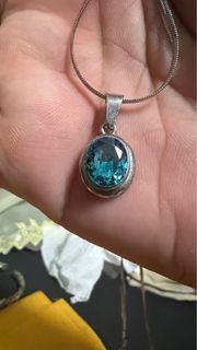 Kalung maya sari bersama puteri kebaya biru