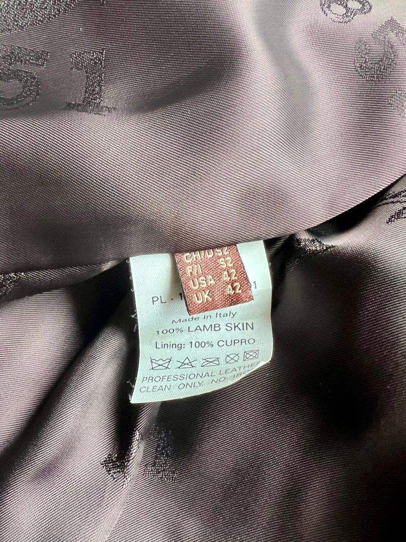 Leather Jacket （分類：外套及戶外衣服）位於 Hong Kong。 由 buzzbie 提交（商品編號 1041597608，圖片 5）。簡介： Bally 小羊皮外套，滑不溜手，義大利製造，義大利手工！品質不用多介紹。95%新，購買價HKD1,8000+ 因肥了好多，唔合身所以出讓。只穿過幾次。私讓HKD 8,000。