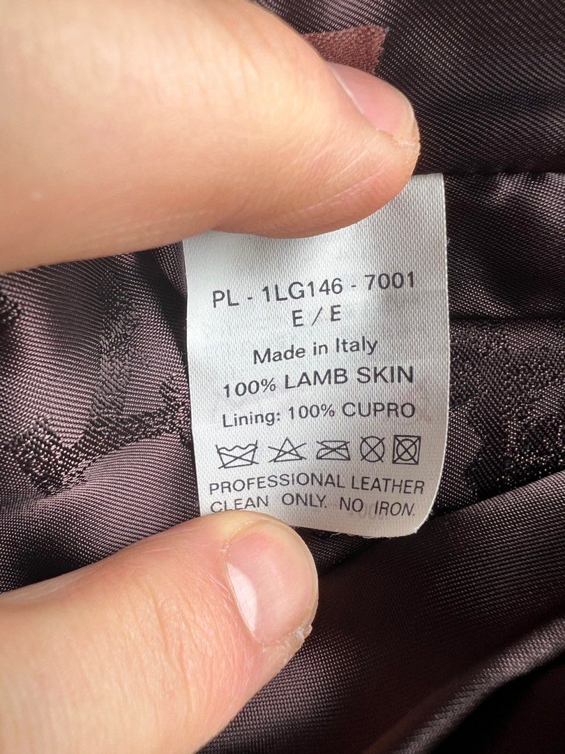 Leather Jacket （分類：外套及戶外衣服）位於 Hong Kong。 由 buzzbie 提交（商品編號 1041597608，圖片 6）。簡介： Bally 小羊皮外套，滑不溜手，義大利製造，義大利手工！品質不用多介紹。95%新，購買價HKD1,8000+ 因肥了好多，唔合身所以出讓。只穿過幾次。私讓HKD 8,000。