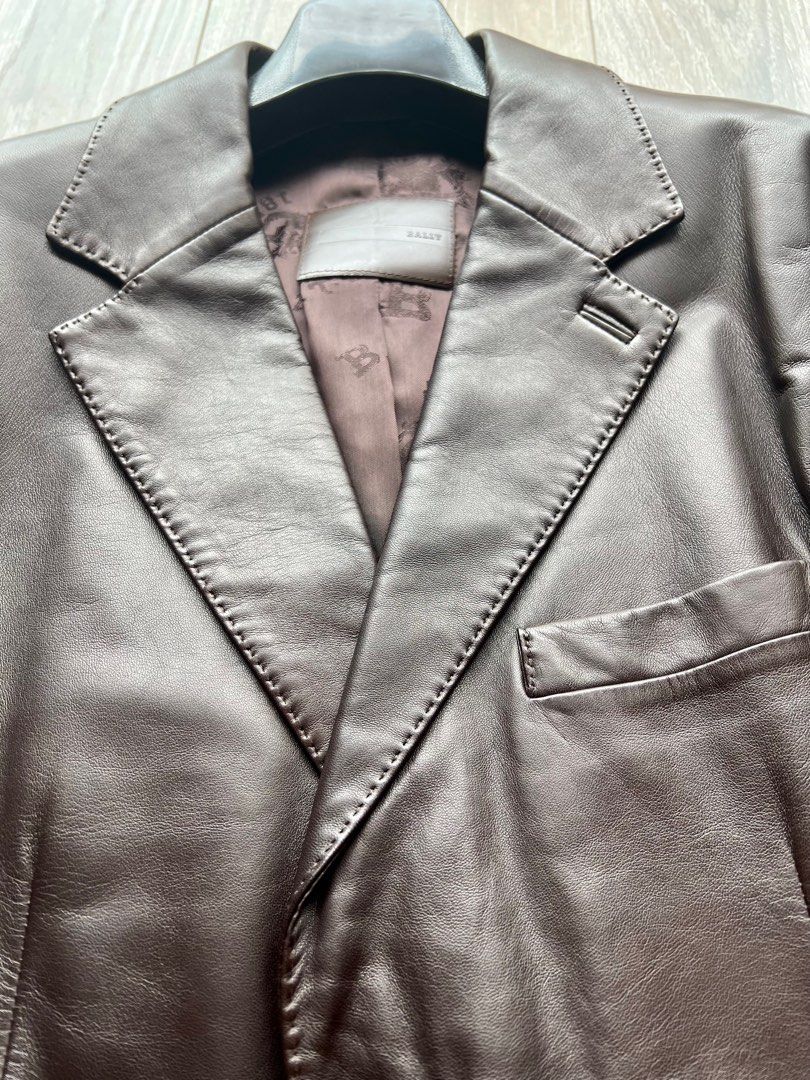 Leather Jacket （分類：外套及戶外衣服）位於 Hong Kong。 由 buzzbie 提交（商品編號 1041597608，圖片 4）。簡介： Bally 小羊皮外套，滑不溜手，義大利製造，義大利手工！品質不用多介紹。95%新，購買價HKD1,8000+ 因肥了好多，唔合身所以出讓。只穿過幾次。私讓HKD 8,000。