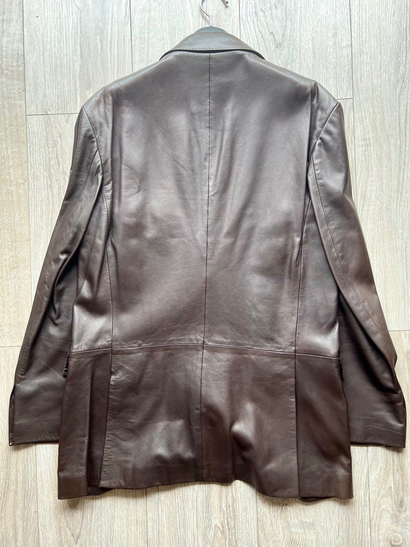 Leather Jacket （分類：外套及戶外衣服）位於 Hong Kong。 由 buzzbie 提交（商品編號 1041597608，圖片 3）。簡介： Bally 小羊皮外套，滑不溜手，義大利製造，義大利手工！品質不用多介紹。95%新，購買價HKD1,8000+ 因肥了好多，唔合身所以出讓。只穿過幾次。私讓HKD 8,000。