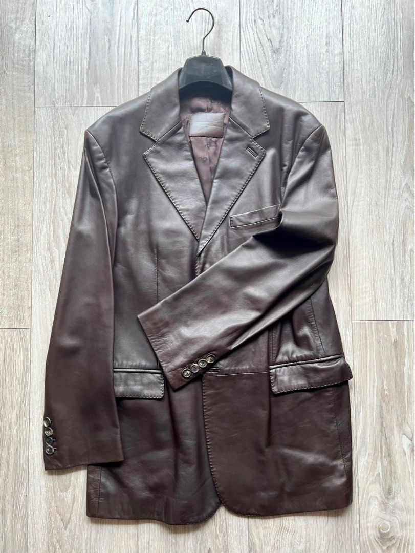 Leather Jacket （分類：外套及戶外衣服）位於 Hong Kong。 由 buzzbie 提交（商品編號 1041597608，圖片 1）。簡介： Bally 小羊皮外套，滑不溜手，義大利製造，義大利手工！品質不用多介紹。95%新，購買價HKD1,8000+ 因肥了好多，唔合身所以出讓。只穿過幾次。私讓HKD 8,000。