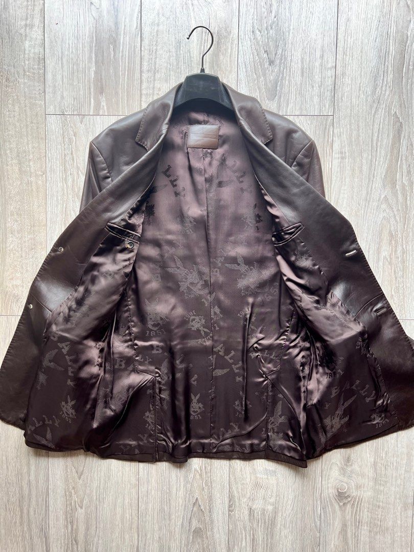 Leather Jacket （分類：外套及戶外衣服）位於 Hong Kong。 由 buzzbie 提交（商品編號 1041597608，圖片 2）。簡介： Bally 小羊皮外套，滑不溜手，義大利製造，義大利手工！品質不用多介紹。95%新，購買價HKD1,8000+ 因肥了好多，唔合身所以出讓。只穿過幾次。私讓HKD 8,000。